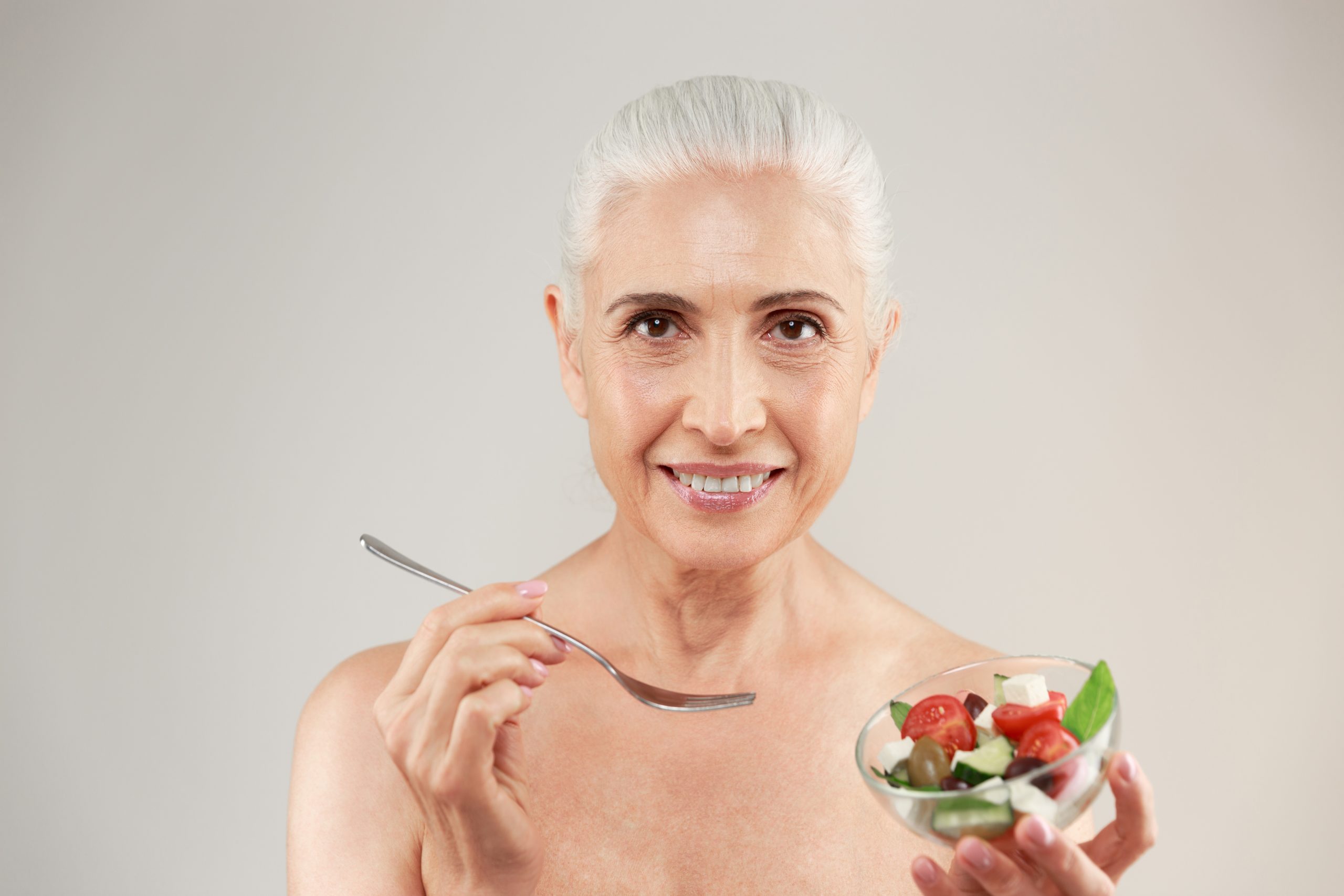 retrato mujer con bol de dieta menopausia ensalada capresse